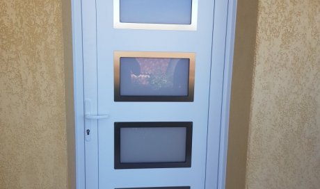 installation-d-une-porte-d-entree-en-aluminium